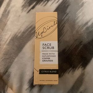 Up circle face scrub